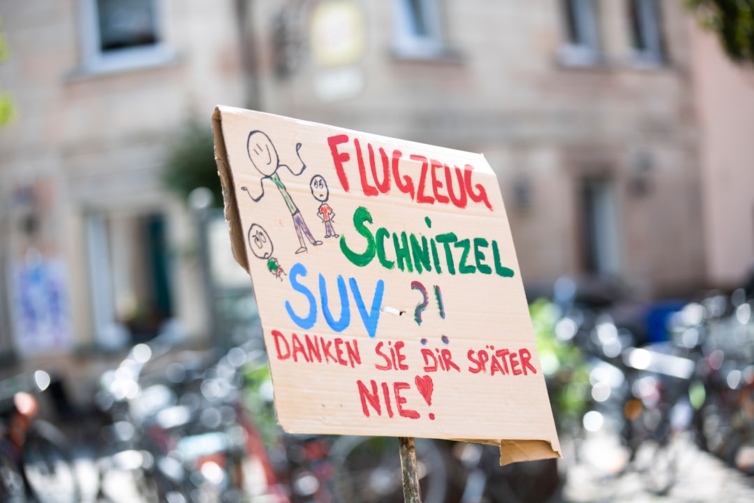 flugzeug schnitzel suv text overlay